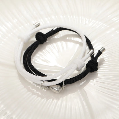 Pulsera pareja imantado de corazones  negro y blanco