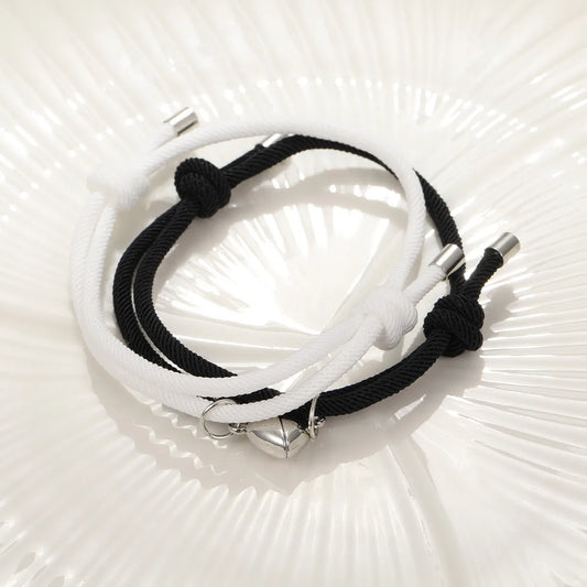 Pulsera pareja imantado de corazones  negro y blanco