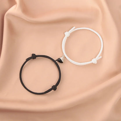 Pulsera pareja imantado de corazones  negro y blanco